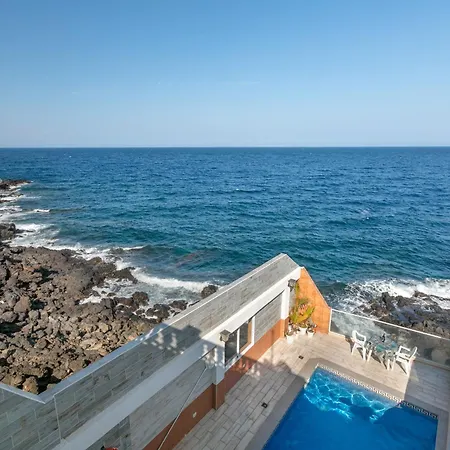 Seaside House With Heated Pool Semesterbostad *