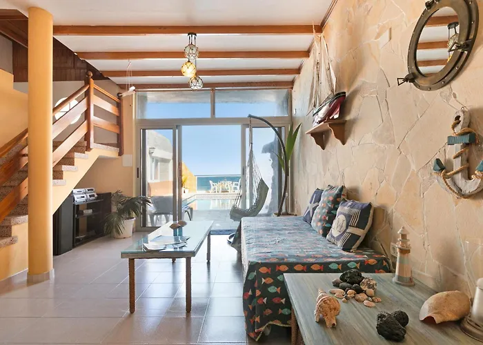 Seaside House With Heated Pool Hébergement de vacances *