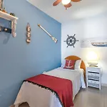 Nyaraló Seaside House With Heated Pool