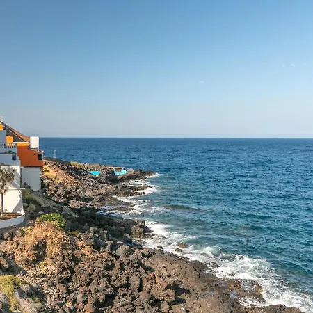 Seaside House With Heated Pool Feriehus