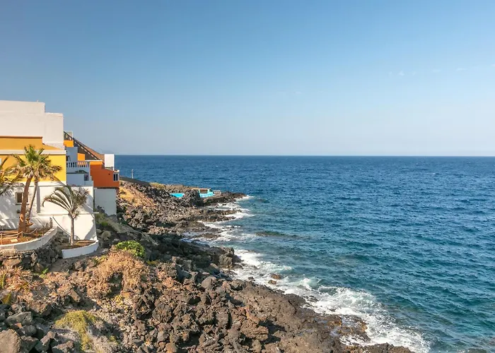 Seaside House With Heated Pool Feriehus